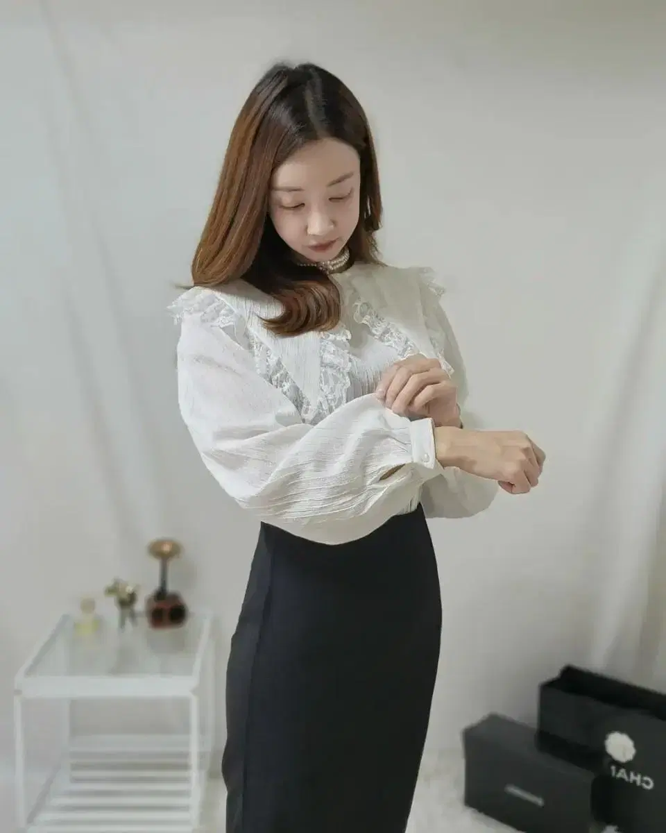 빅카라 프릴 레이스 블라우스